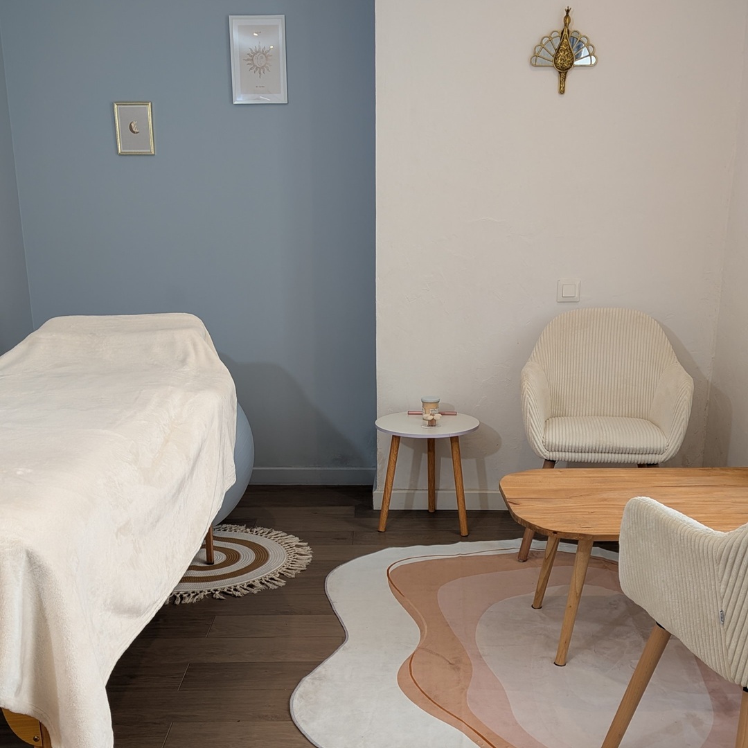 Salon de thérapie psychocorporelle à Ceyras - espace accueillant et apaisant table massage